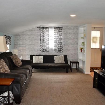 Cozy 2Nd Story Flat Near Downtown Apartment Adrian Exterior photo