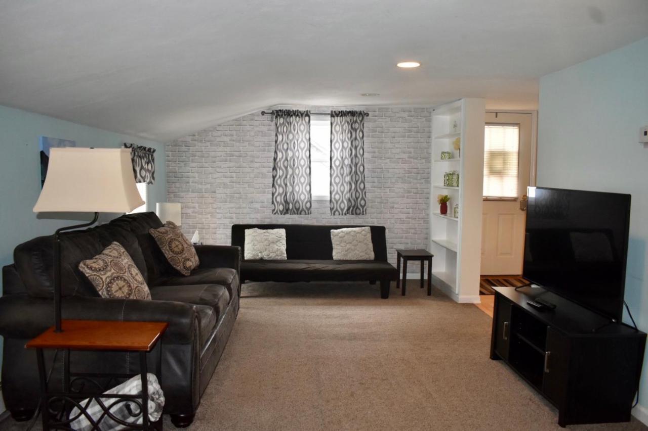 Cozy 2Nd Story Flat Near Downtown Apartment Adrian Exterior photo